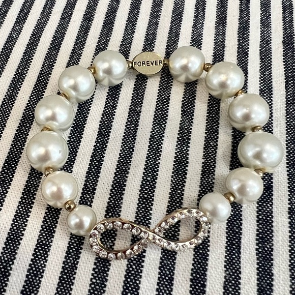 Francesca’s Infinity Gold Tone Faux Pearl Bracelet- stretchy - Picture 1 of 2